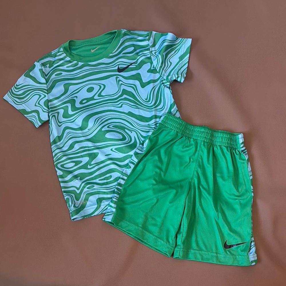 Nike Green Wave Pattern Set Sz 6 (5-6)